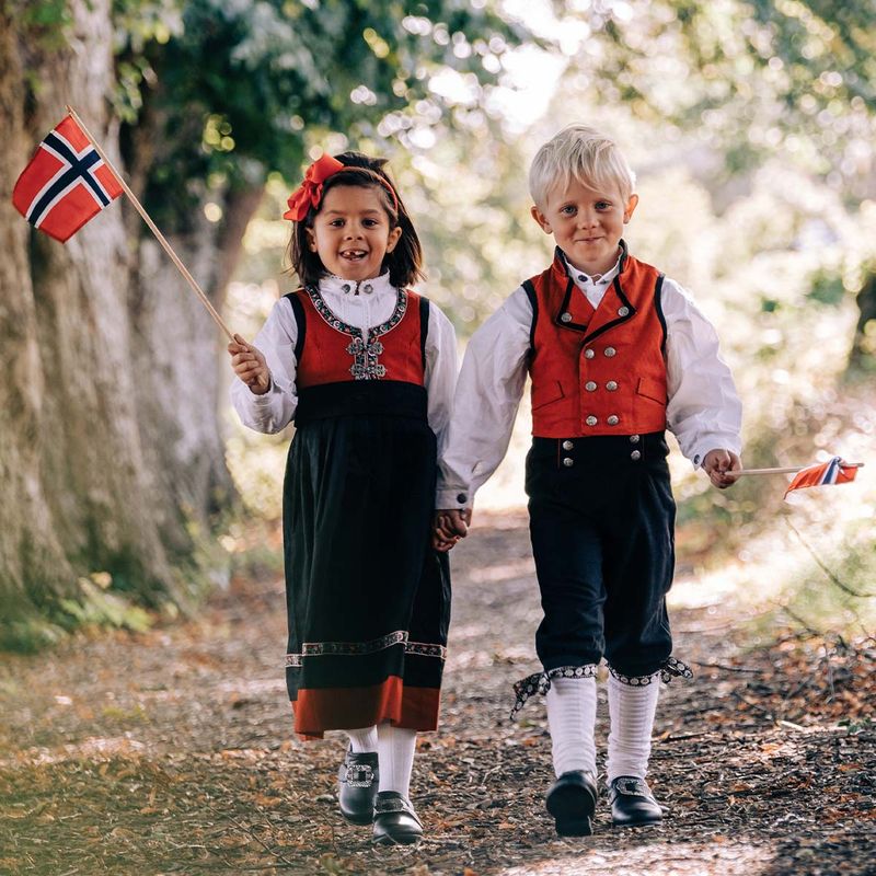Salto bunad / Festdrakt til gutt med skjorte, rød