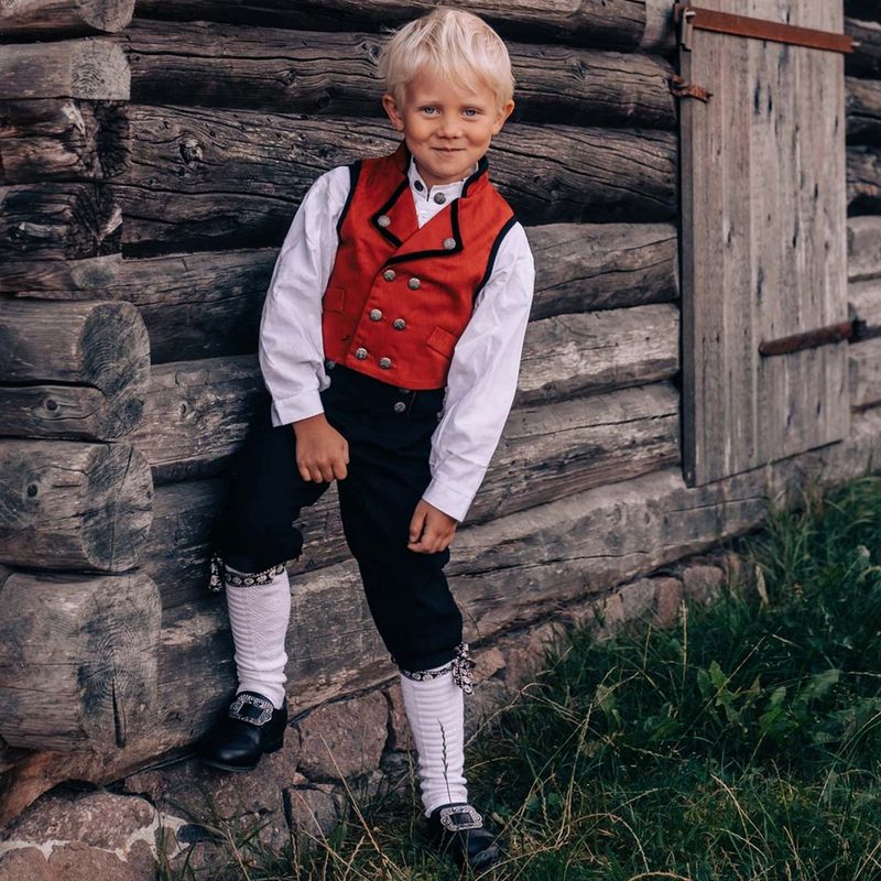 Salto bunad / Festdrakt til gutt med skjorte, rød